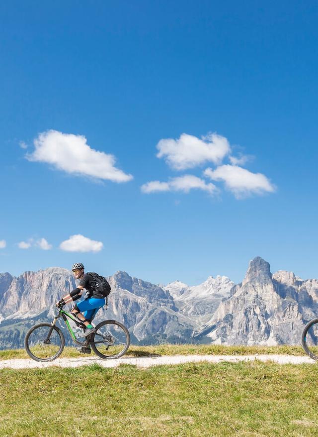Radreisen Italien italien-dolomiten-fahrradfahrer-g-697020228.jpg