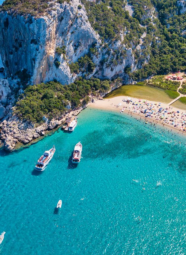 Psst! Unsere Italien-Insider-Tipps kv_zuschnitt_italien_sardinien_calaluna_strand_beach_schiff_dertour_g-1189201859.jpeg