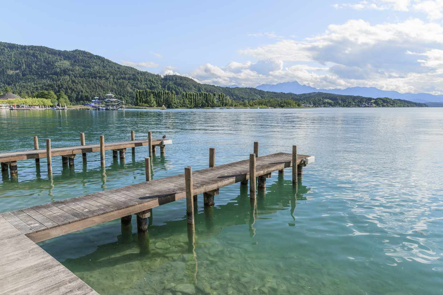 oesterreich-woerthersee-mit-steg-und-sonnenschein-g-640999752_bearbeitet.jpg