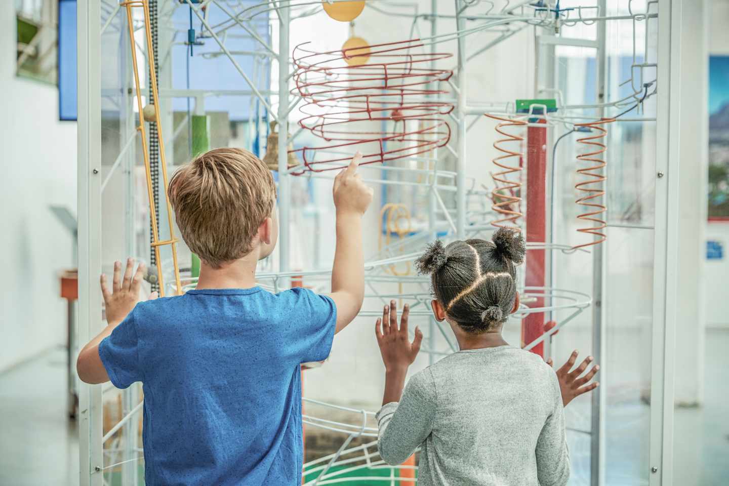 deutschland-mecklenburg-usedom-wissenschaftsausstellung-kinder-g-973292338.jpg