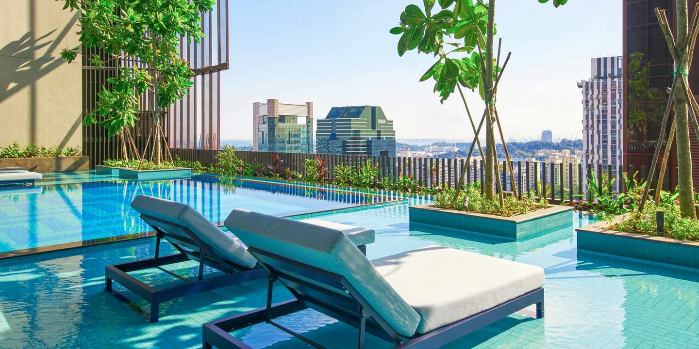 singapur-hotel-oasia-downtown-liegen-balkon-DER0906501.jpg