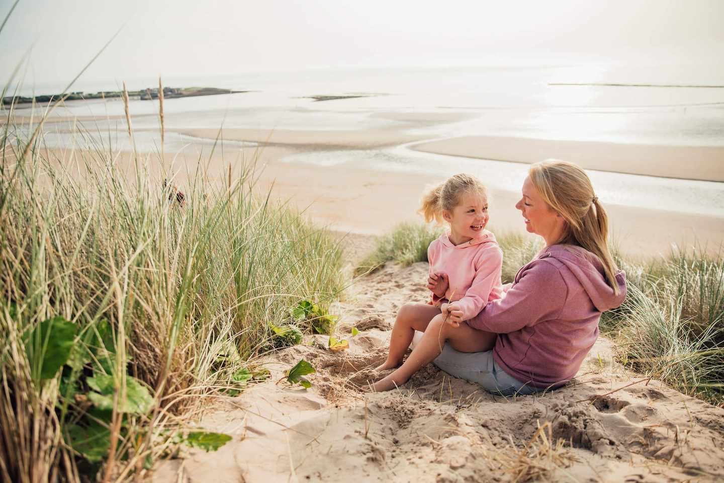 deutschland-ostsee-mutter-mit-tochter-auf-duene-g-932372740.jpg