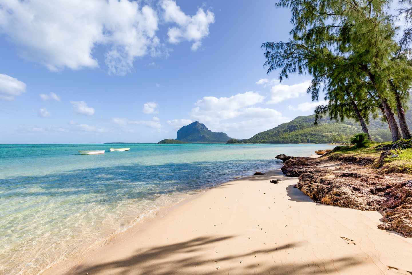 Mauritius Familienurlaub – Le Morne Traumstrand mit perfekter Kulisse für die ganze Familie