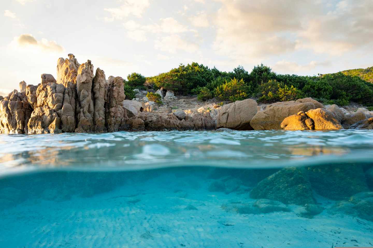 italien-costa-smeralda-split-aufnahme-über-unter-foto-halb-unter-wasser-mit-türkisfarbenem-wasser-und-einer-felsigen-küste-an-der-wasseroberfläche-g-1342192100.jpg