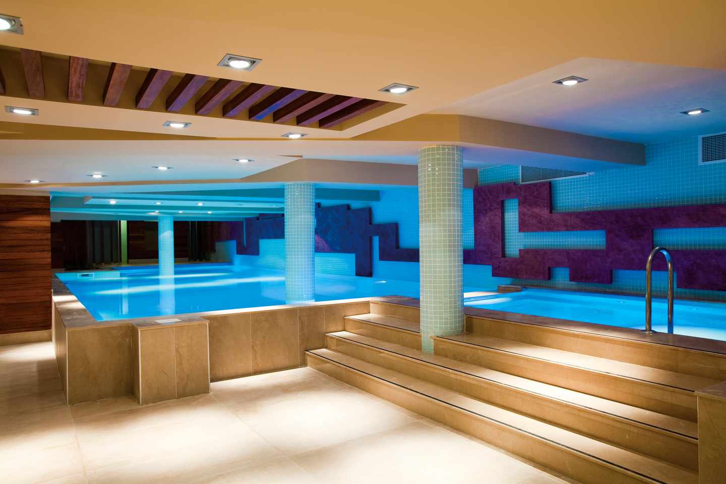 hotel-mit-pool-hamburg-g-183816071.jpg