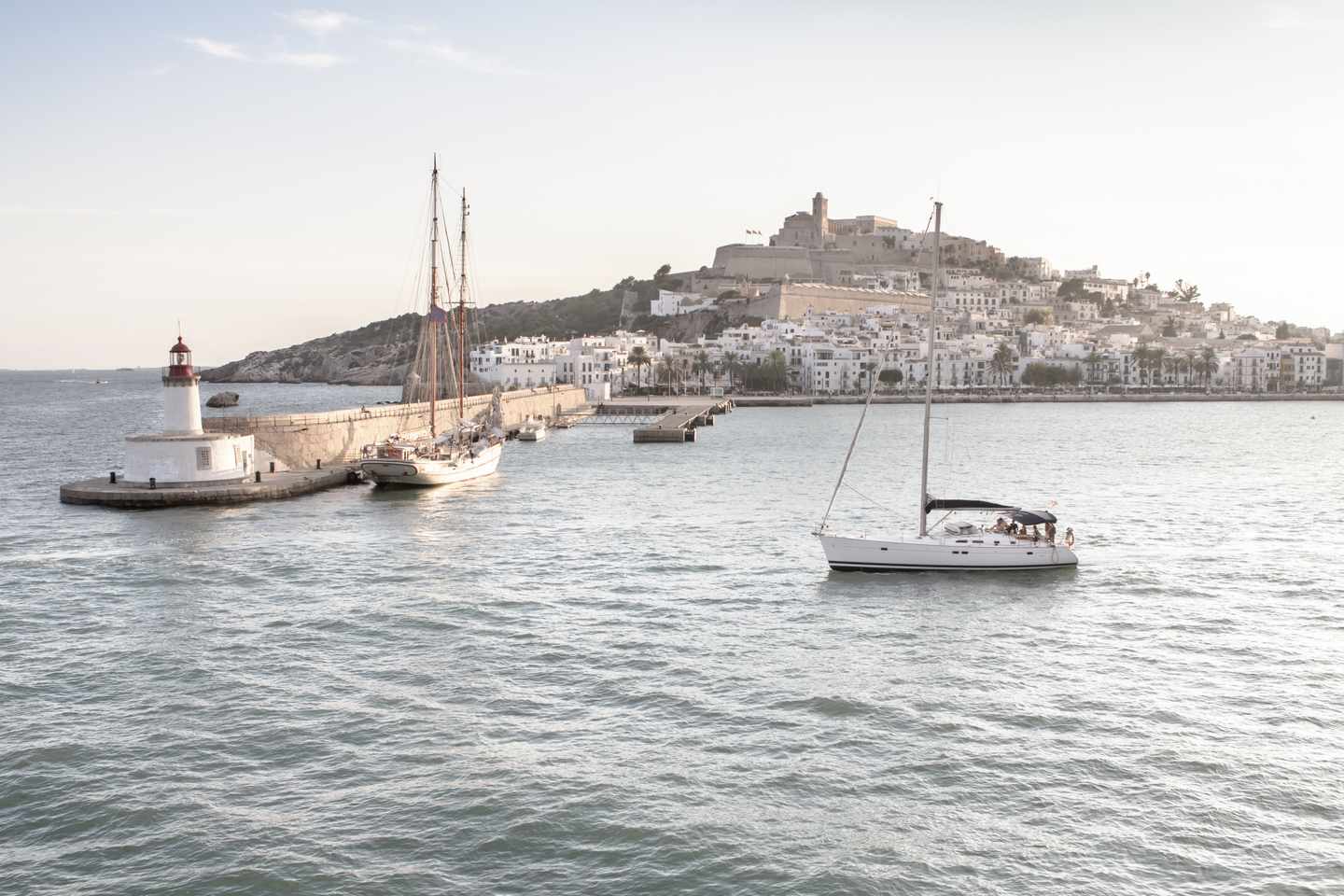 spanien-ibiza-ibiza-stadt-hafen-g-930222746.jpg