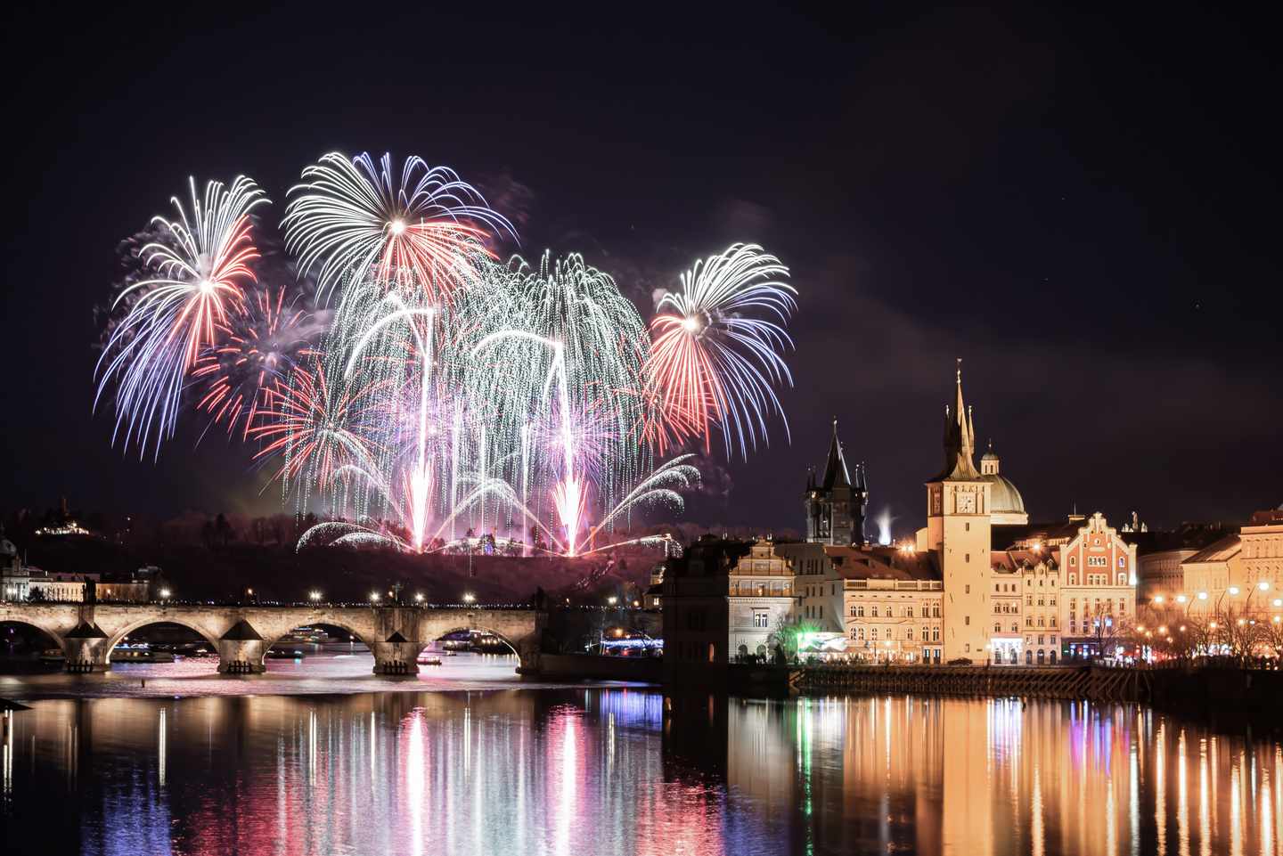 tschechien-prag-neujahrsfest-mit-feuerwerk-g-2153525192_bearbeitet.jpg