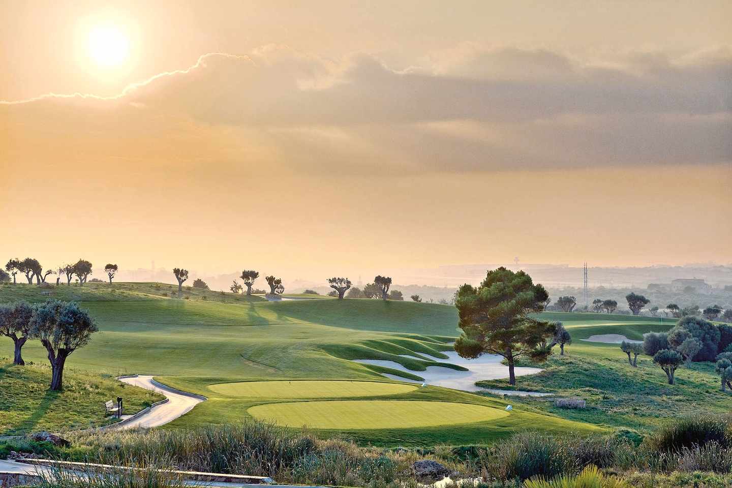 luxus-mallorcas-schoenste-golfplaetze-son-gual-golf-club-bei-sonnenuntergang-DER1258520.jpg