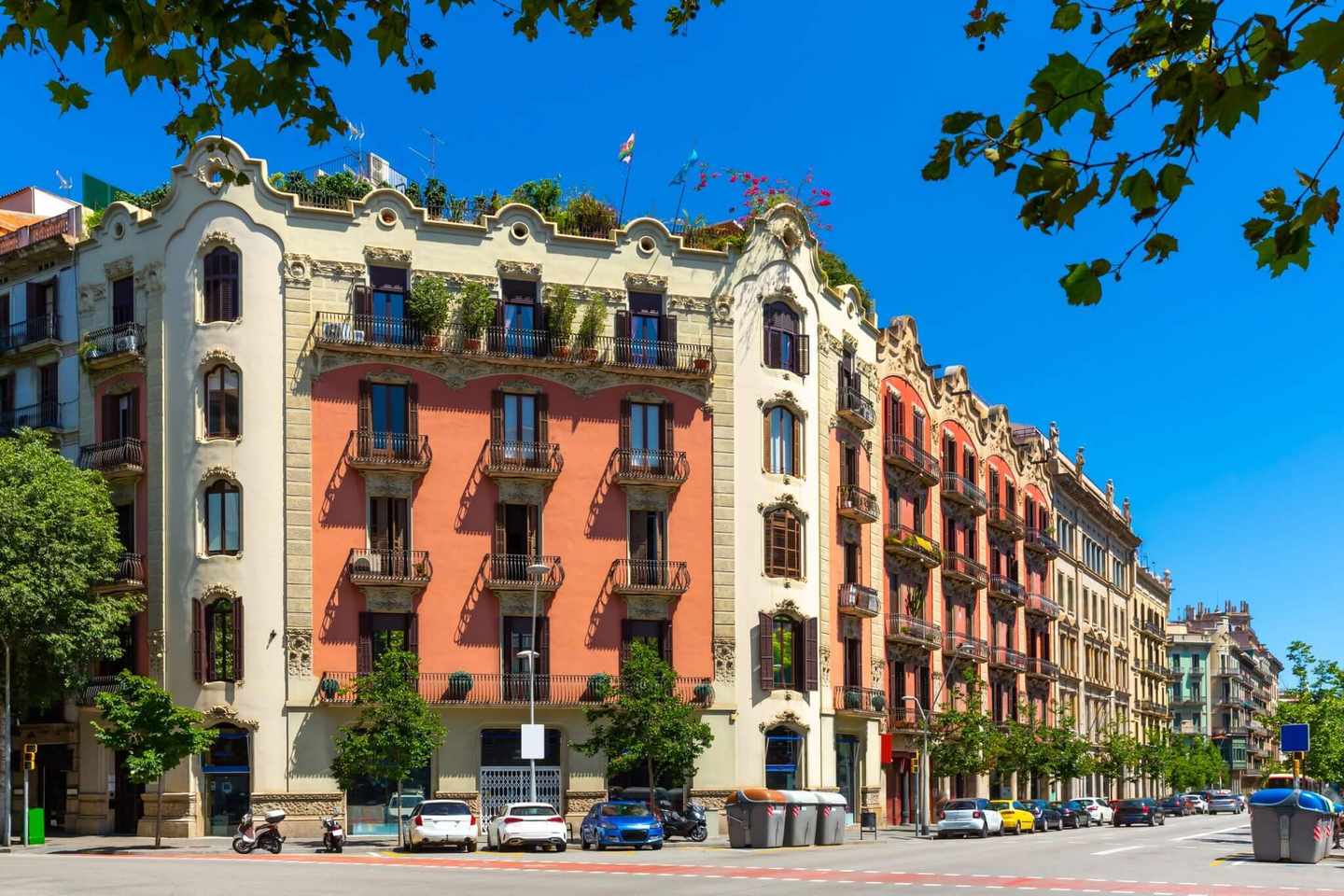 spanien-katalonien-barcelona-eixample-haueser-g-1176576657.jpg