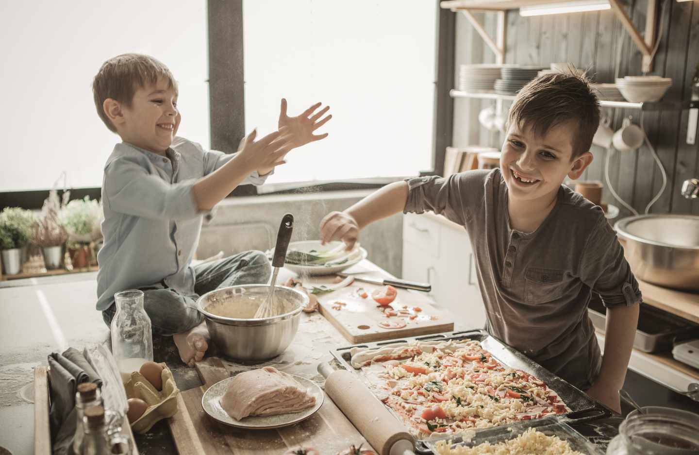 italien-neapel-zwei-jungs-kueche-pizza-backen-g-932067394.jpg
