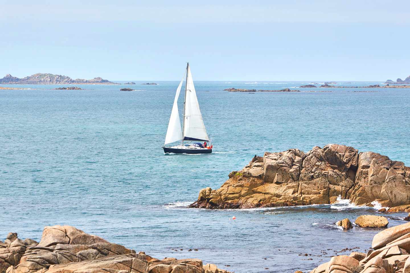 großbritannien-scilly-inseln-segelboot-in-der-ferne-g-1472555437_b.jpg