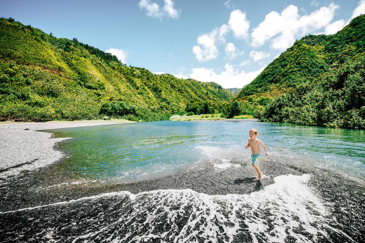 usa-hawaii-maui-kleiner-junge-spielt-im-wasser-in-hana-g-501290726.jpg