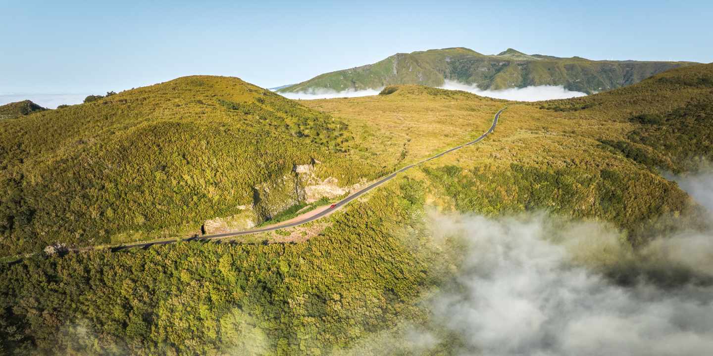portugal-madeira-fanal-plateau-strasse-wolken-hochland-g-2163084348.jpg