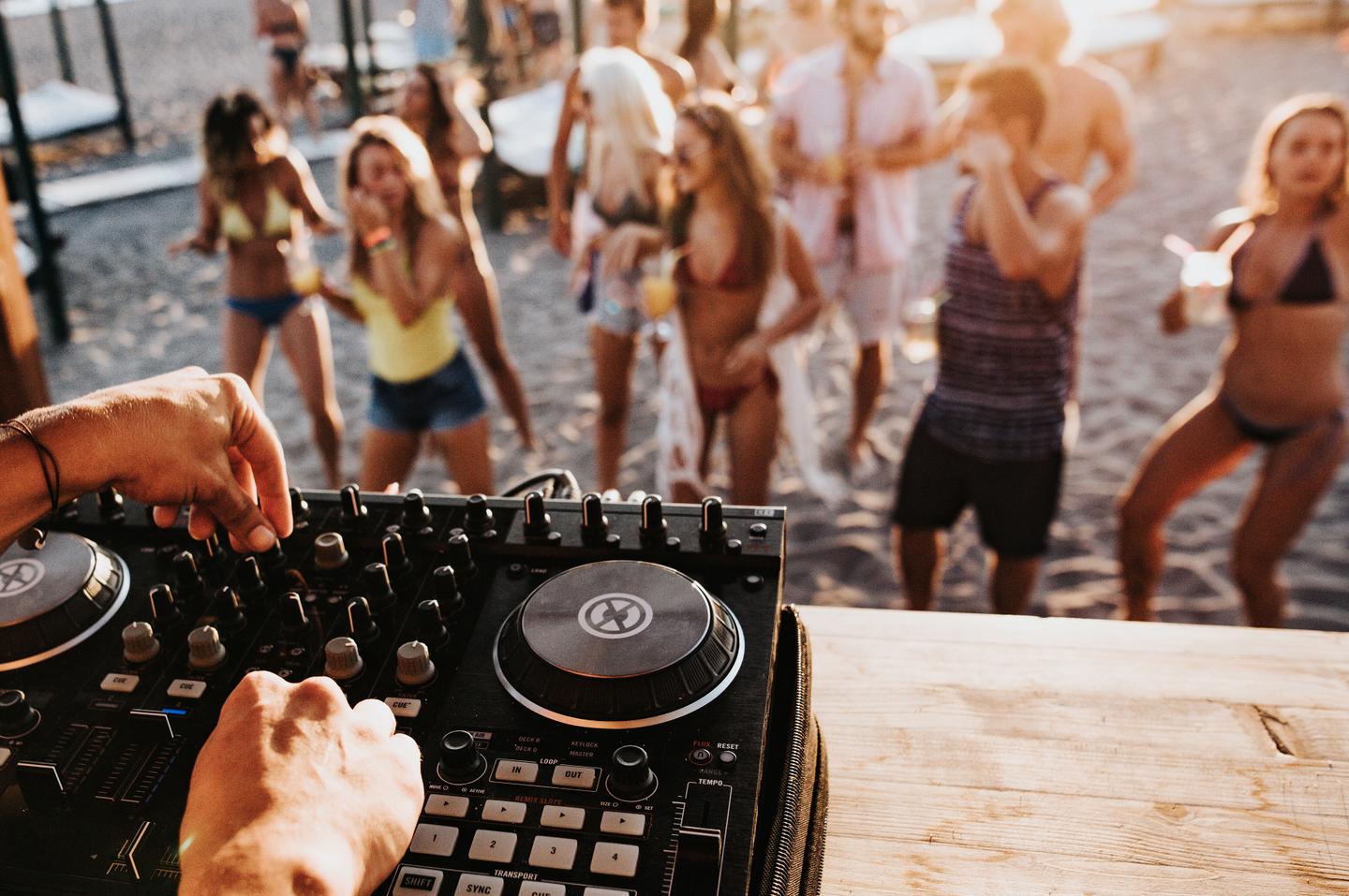montenegro-nahaufnahme-eines-dj-der-auf-der-strandparty-musik-spielt-g-1150260217.jpg