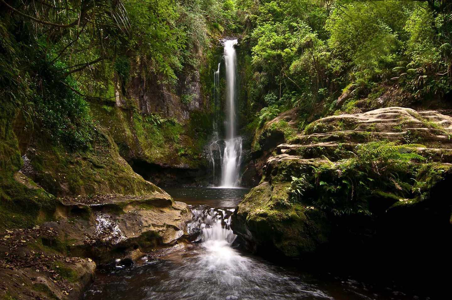 spanien-gran-canaria-falkenschlucht-wasserfall-g-457072635.jpg