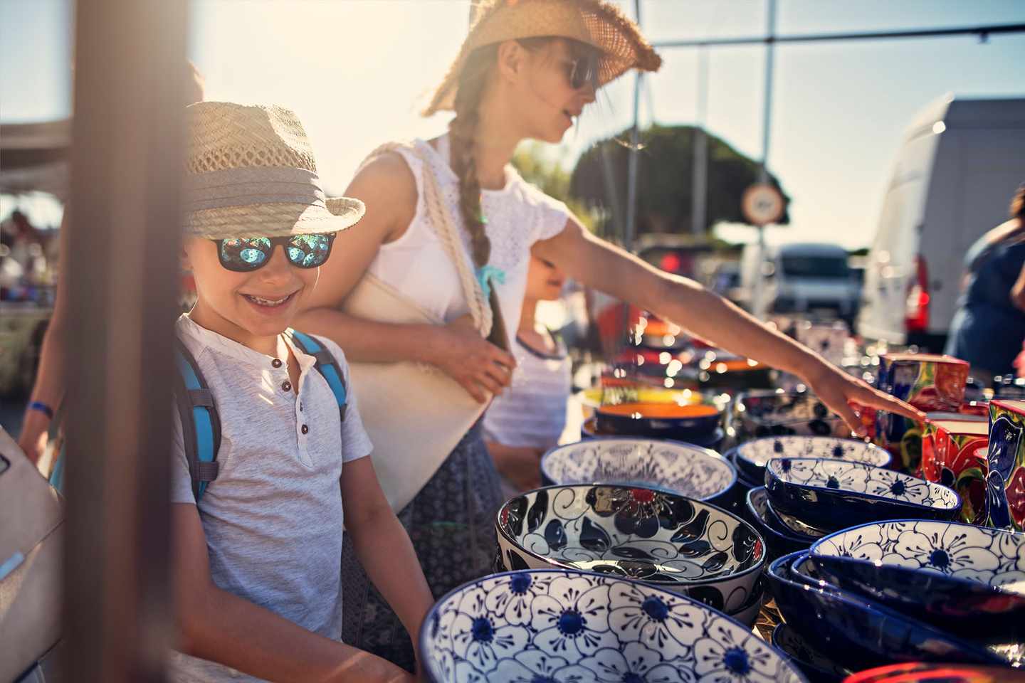spanien-mallorca-andratx-westen-kinder-auf-einem-flohmarkt-schauen-sich-schuesseln-an-g-815972954.jpg