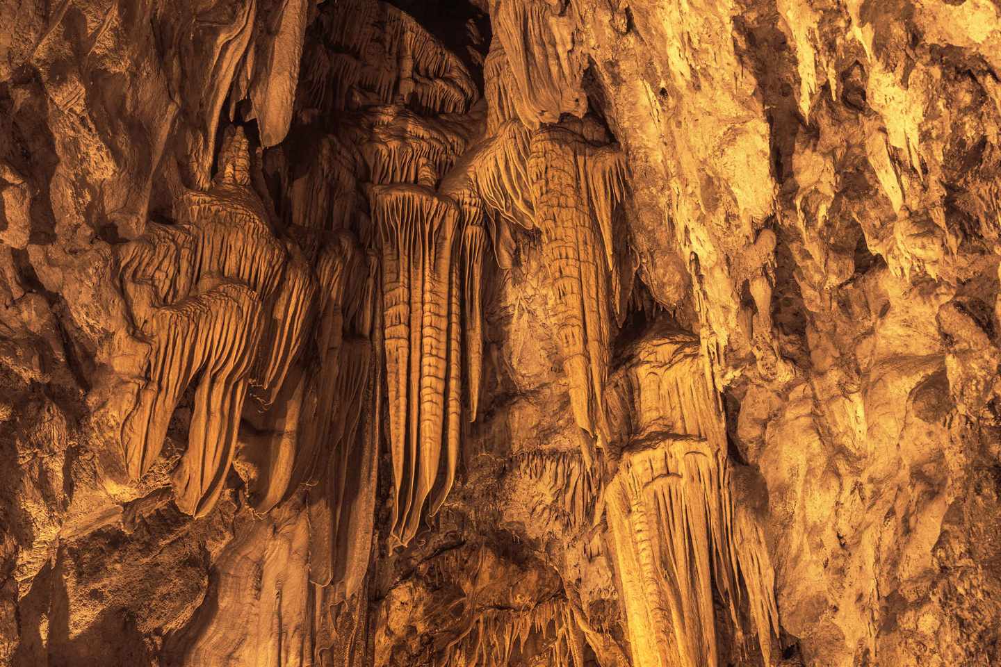 tuerkei-alanya-tropfsteinhoehle-dim-cave-formation-haengt-von-der-decke-g-1345347159.jpg