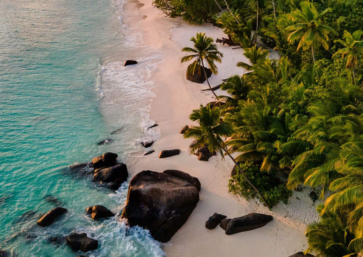 seychellen-strandhochzeit-seychellen-kolkrabenjan-widenka-silhouette-beachIII.jpg