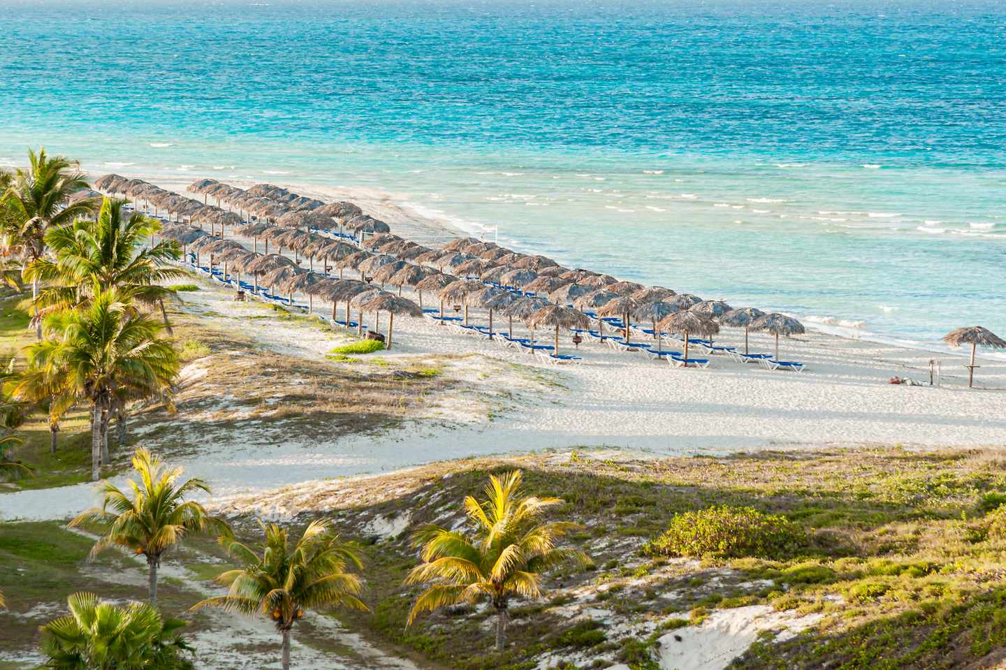 Strand mit Liegestühle in Varadero, Kuba