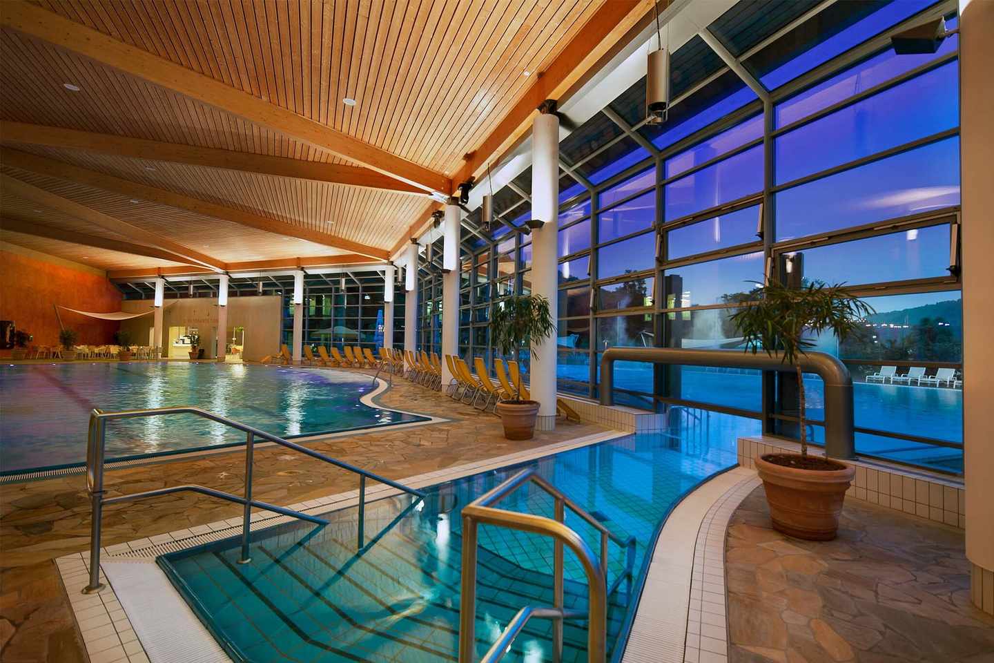 deutschland-bad-schandau-therme-toskana-pooleinstieg-aussenpool.jpg