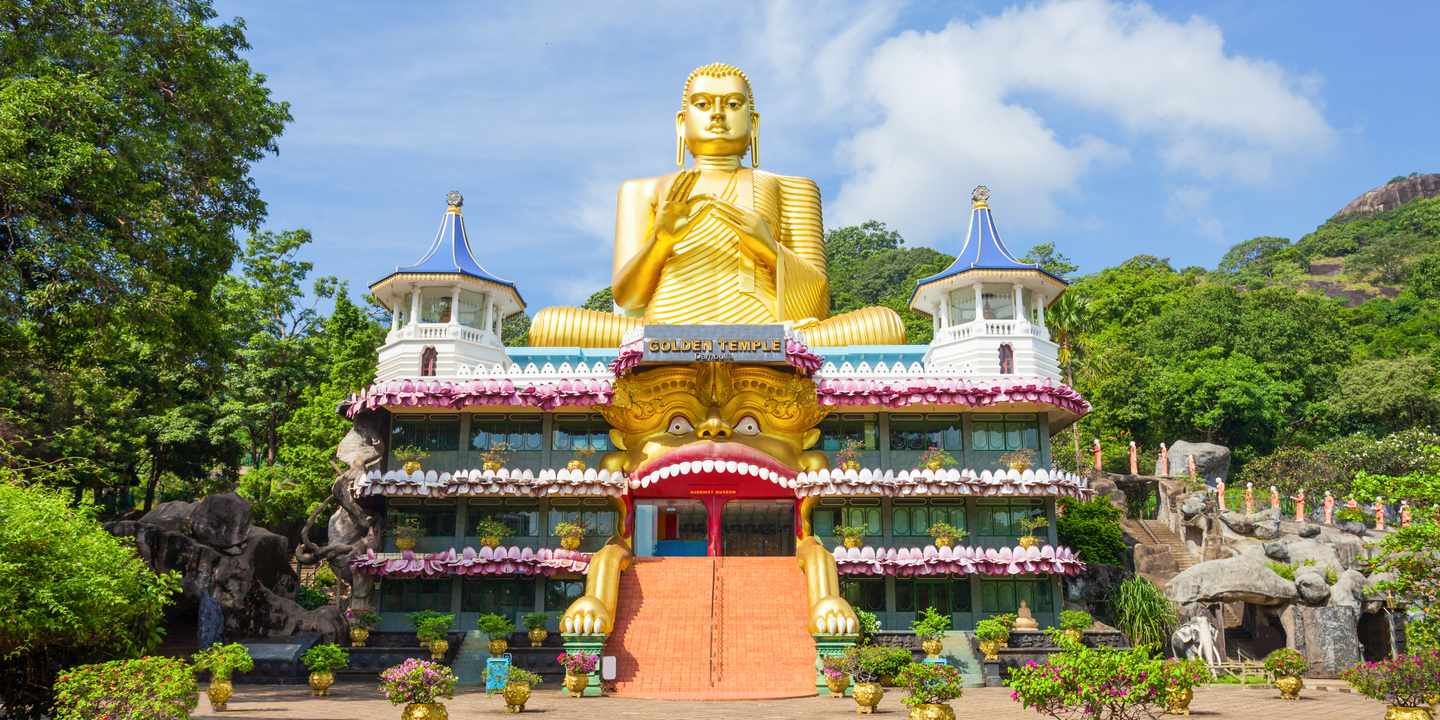 indischer-ozean-sri-lanka-dambulla-tempel-golden-g-803613216.jpg