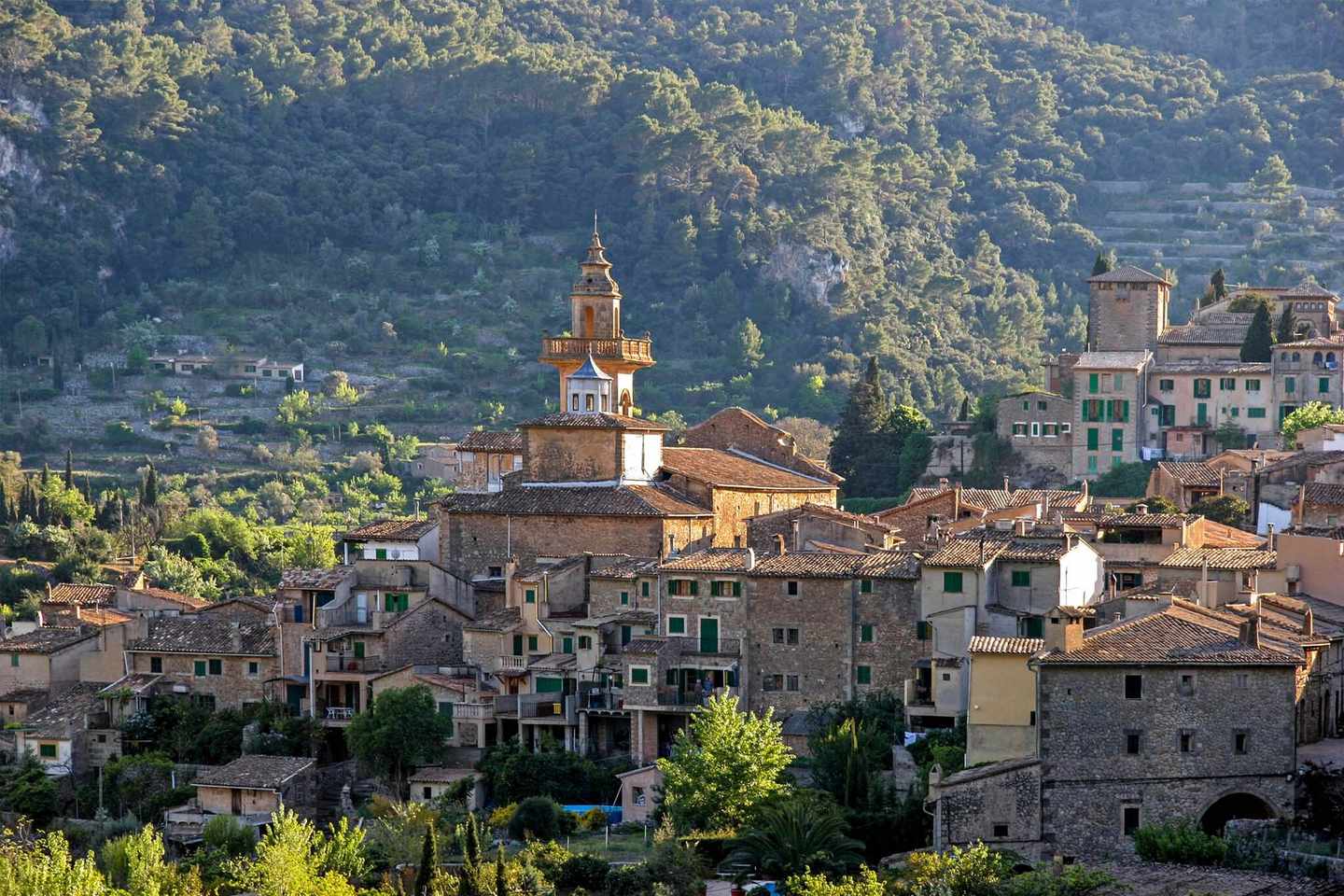 spanien-mallorca-valldemossa-blick-auf-die-stadt-g-1237154804.jpg