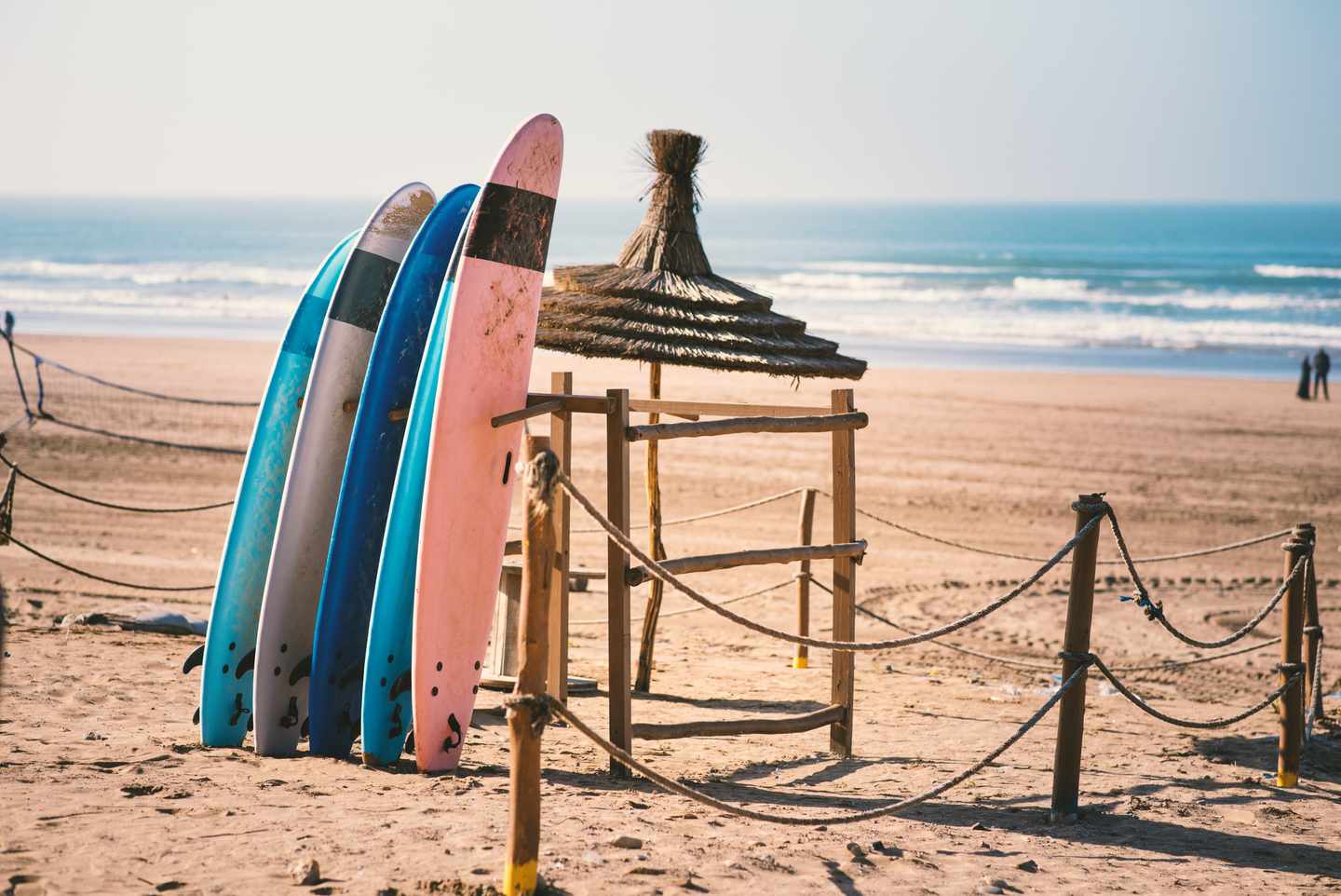 marokko-surfbretter-am-strand-g-1131632196.jpg