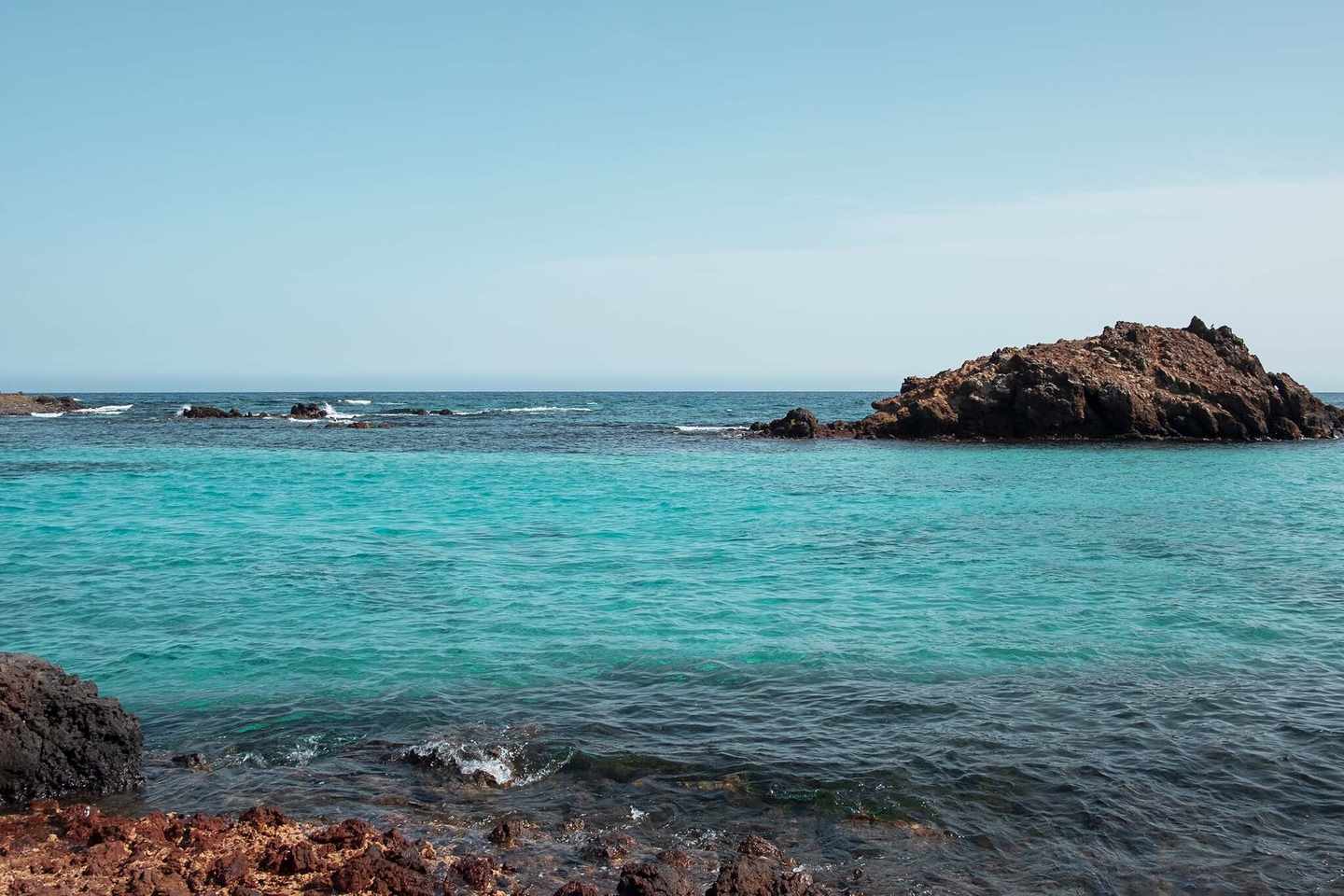 spanien-fuerteventura-los-lobos-vulkanisches-meer-g-1190636363.jpg