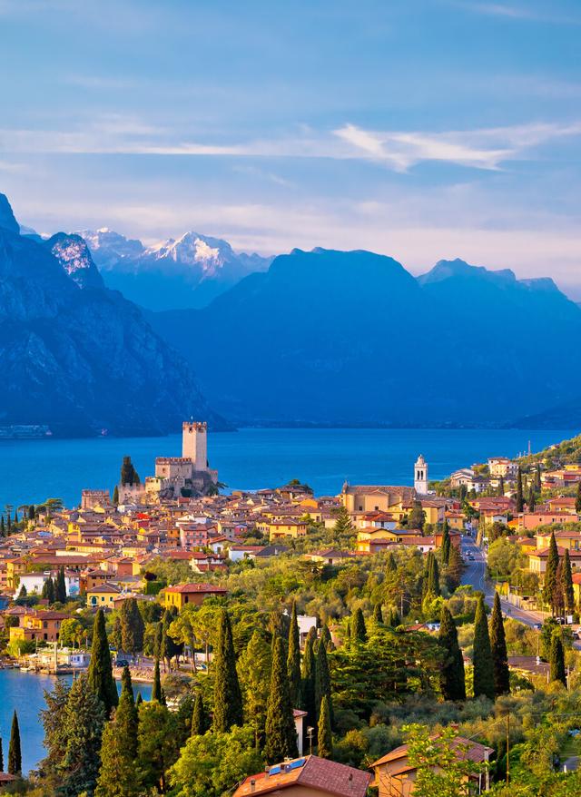 Hotel am Gardasee buchen Blick auf Malcestine am Gardasee