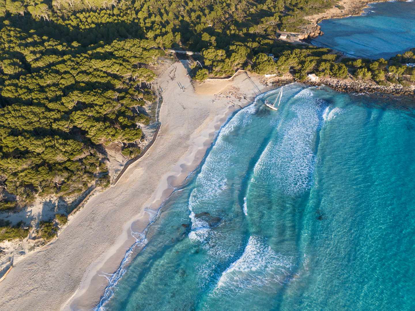 spanien-mallorca-cala-agulla-von-oben-g-1877077606.jpg