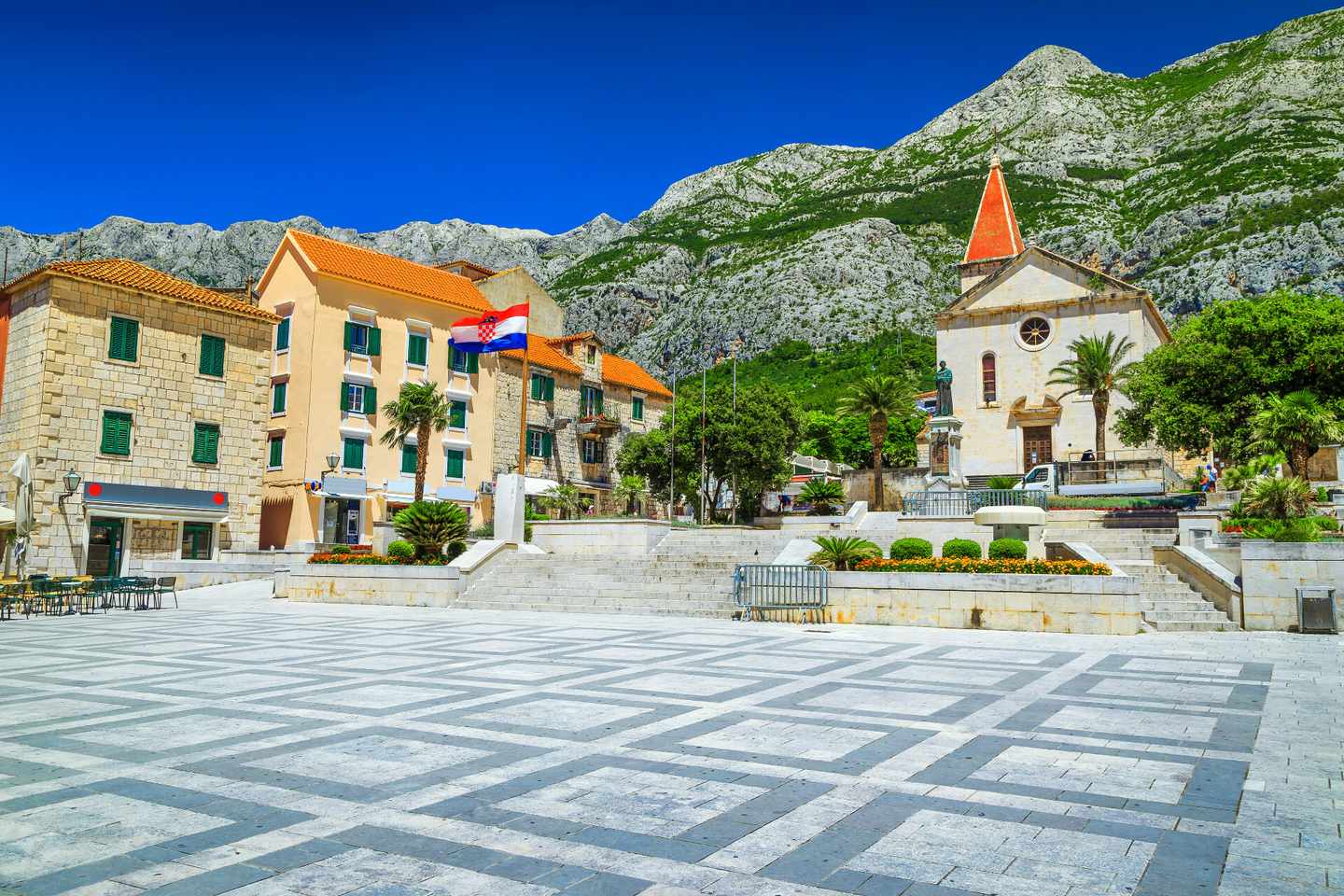 kroatien-dalmatien-makarska-hauptplatz-klein-g-1168709232.jpg