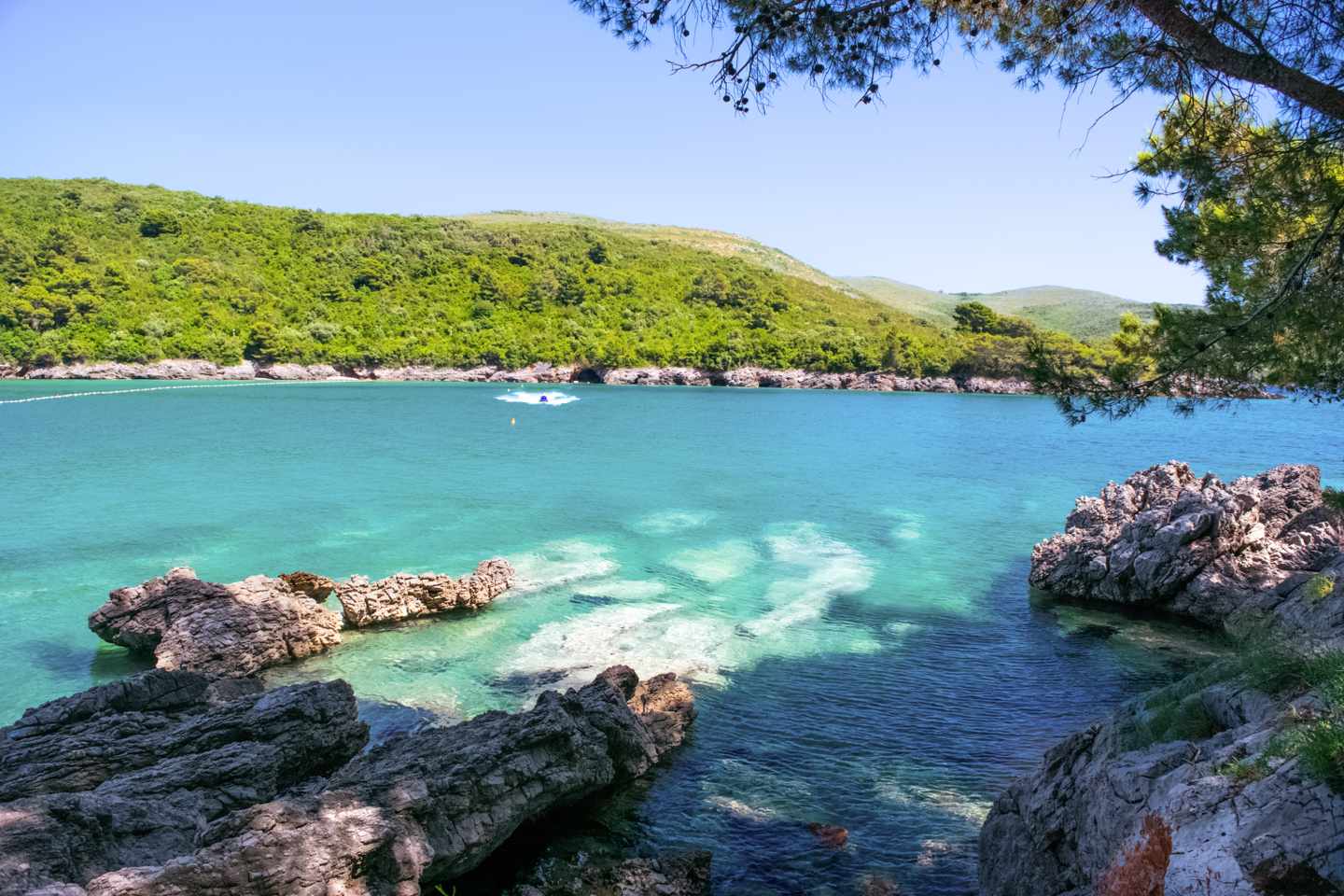 montenegro-radovici-plavi-horizonti-strand-mit-sonniger-landschaft-g-1371555325.jpg