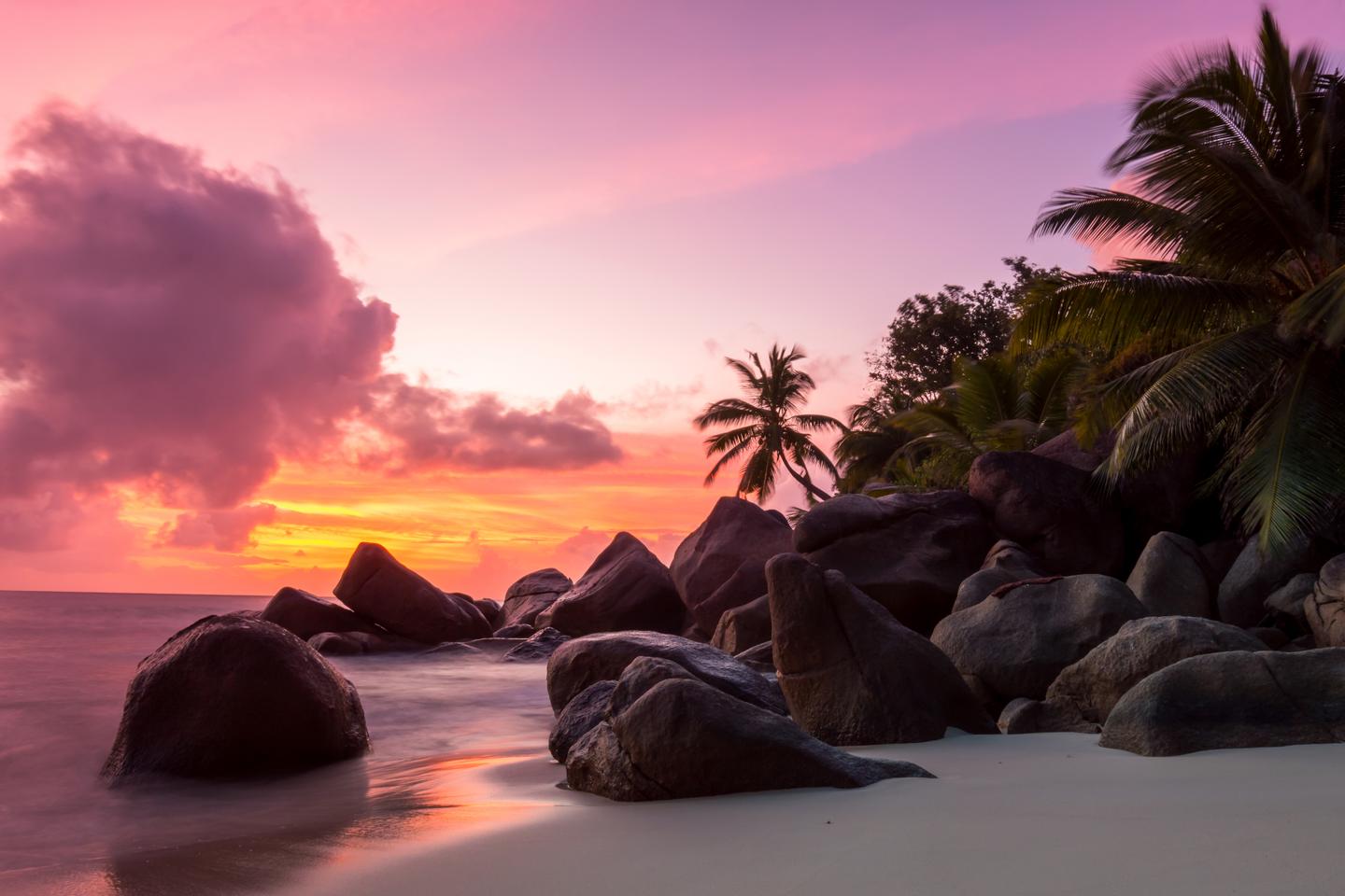 seychellen-sonnenuntergang-an-verlassenem-strand-g-488364854.jpg