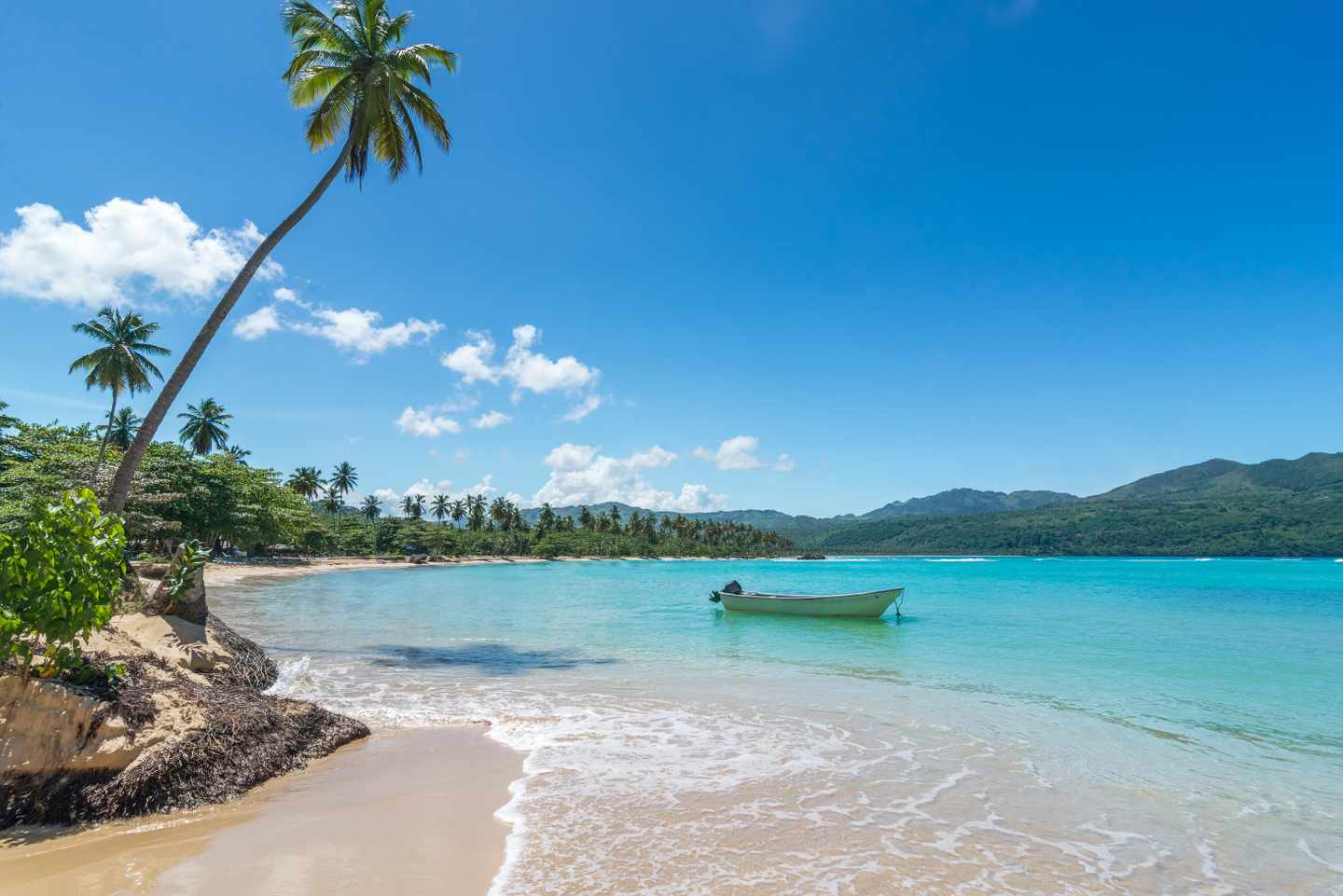 dominica-boot-tuerkis-meer-playa-rincon-g-521832695.jpg