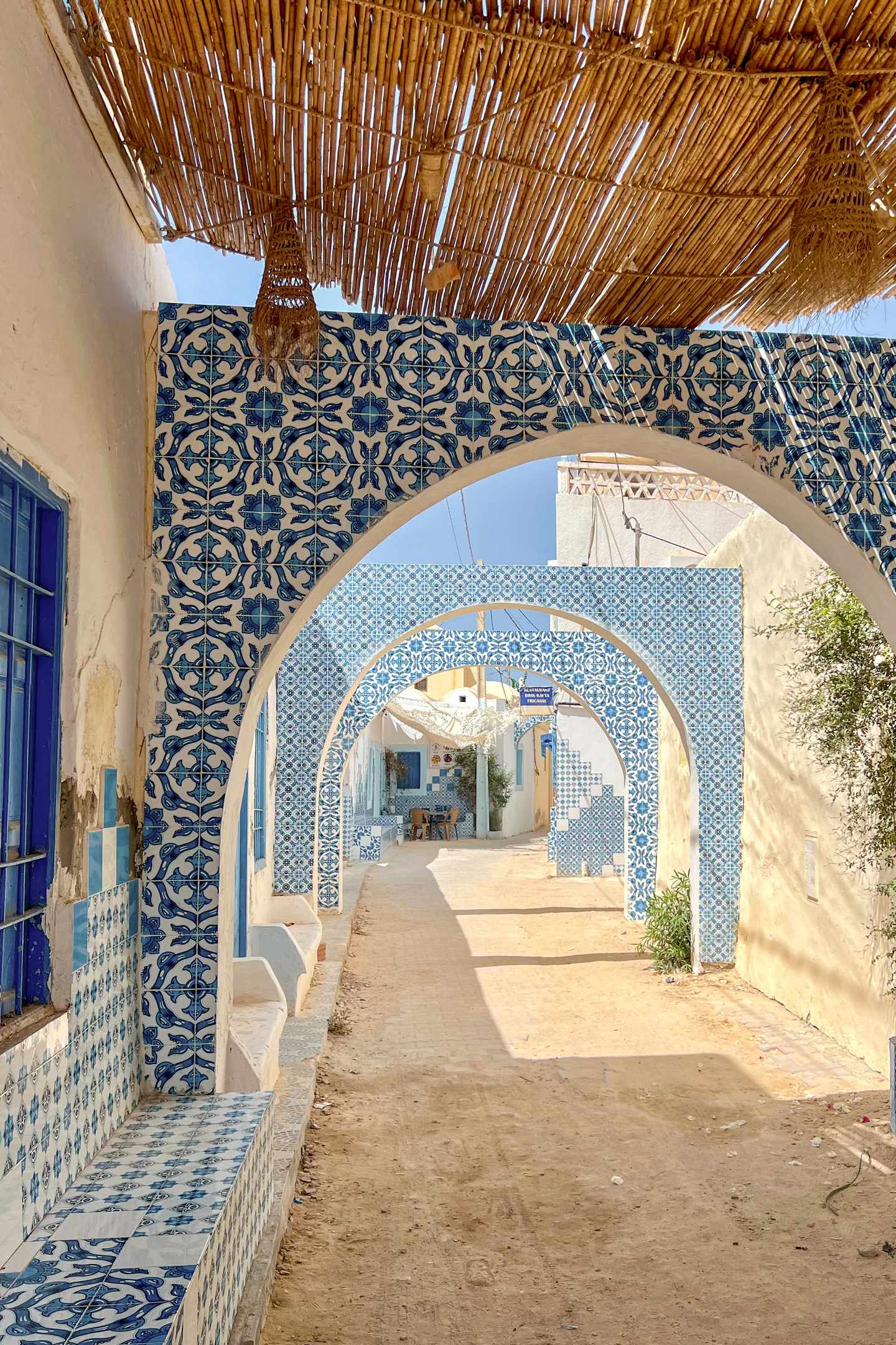 Djerba Urlaub: Wunderschön gefertigte Holztür in Djerba, Tunesien, mit traditioneller Architektur und komplizierten Designelementen 
