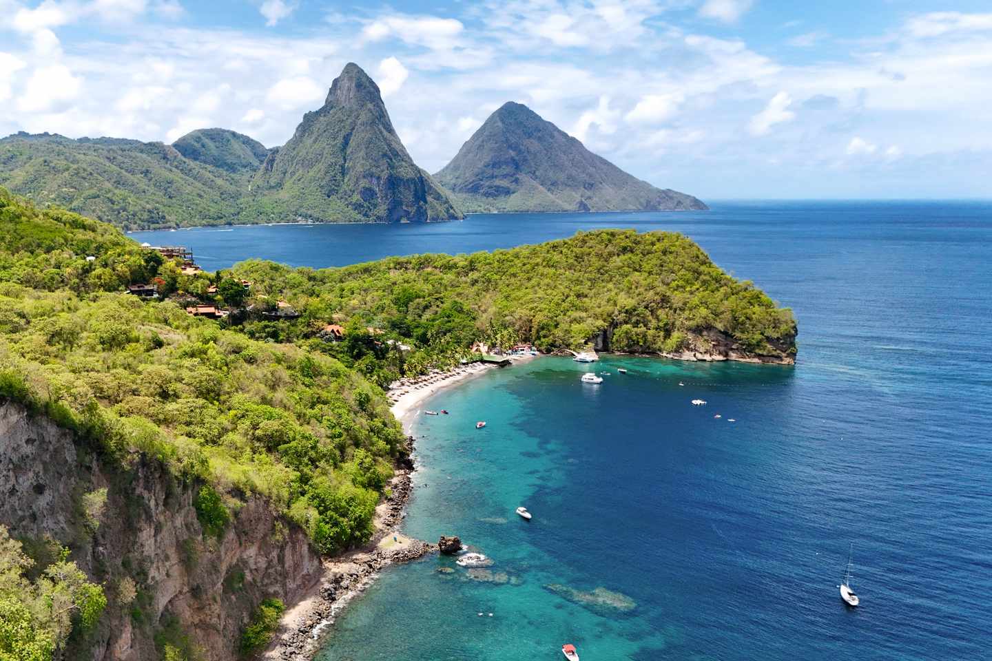 Luftaufnahme des Piton Strands auf St. Lucia.
