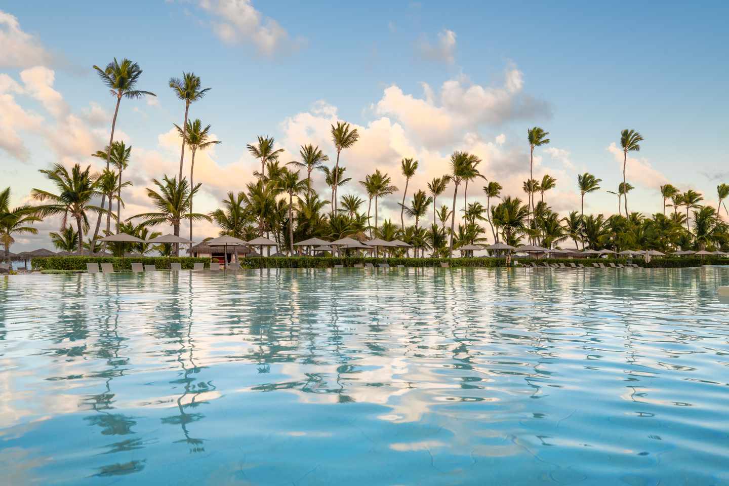 dominikanische-republik-punta-cana-swimming-pool-g-1452891419.jpg