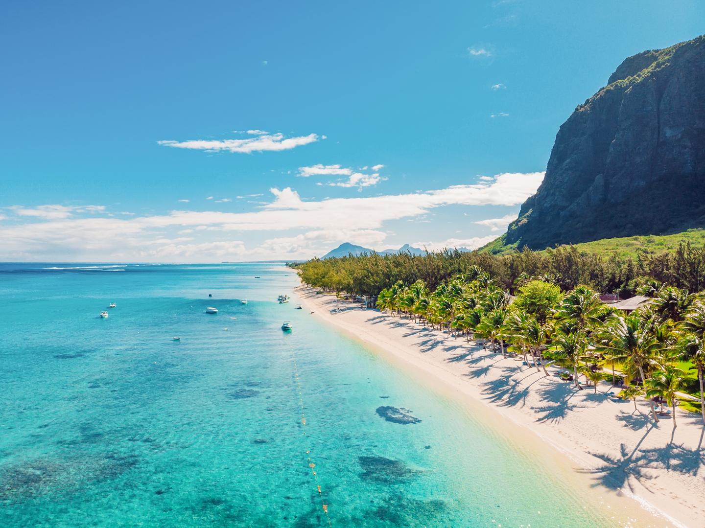 mauritius-luxusstrand-mit-berg-g-1189096679.jpg