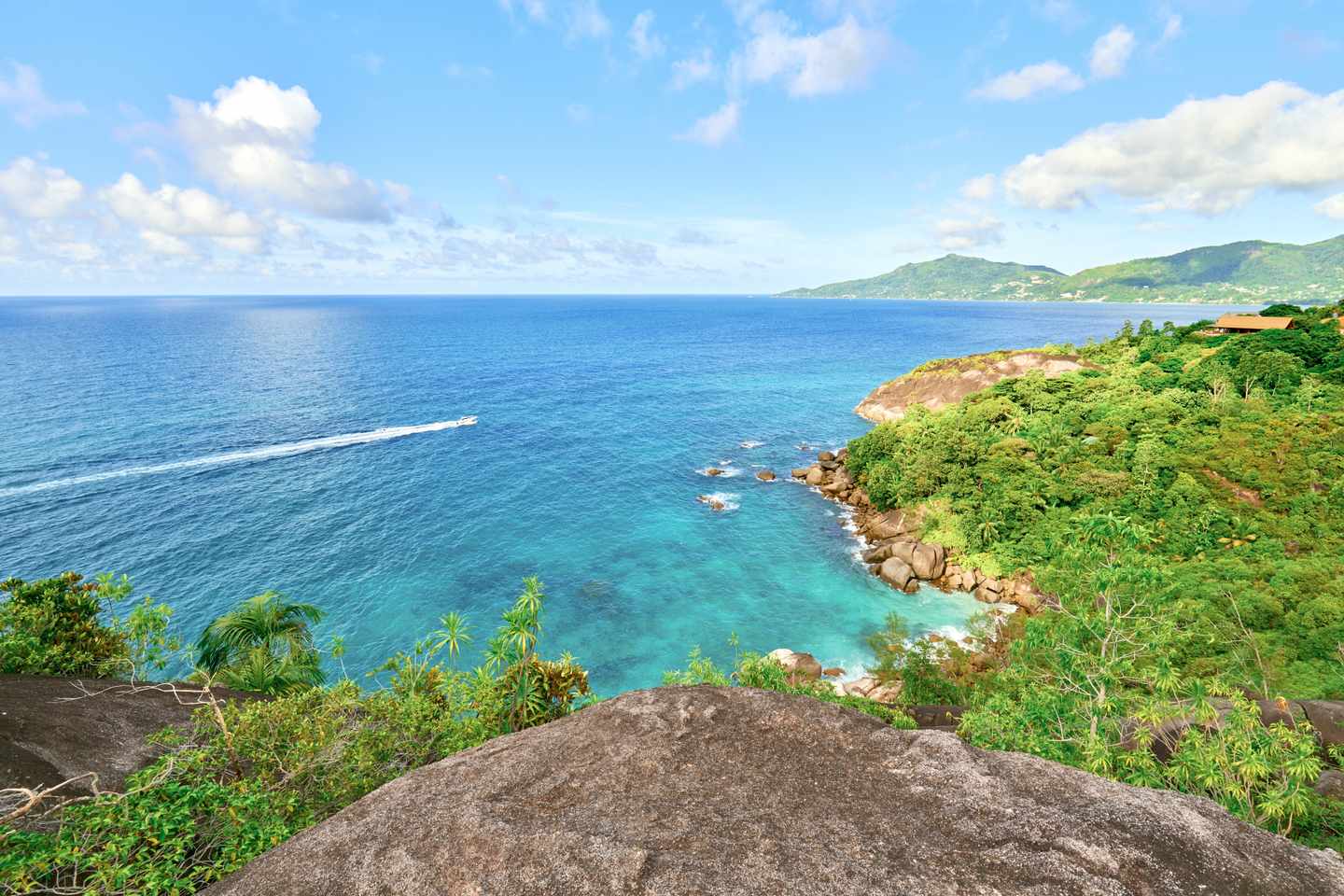 blt754bdc06a1d6fa98-seychellen-mahe-anse-wanderweg-g-952879286.jpg Ausblick entlang des Anse Major Pfades auf den Seychellen