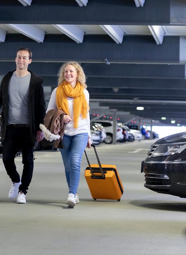 Mehr Informationen Pärchen mit Koffern am Düsseldorfer Airport