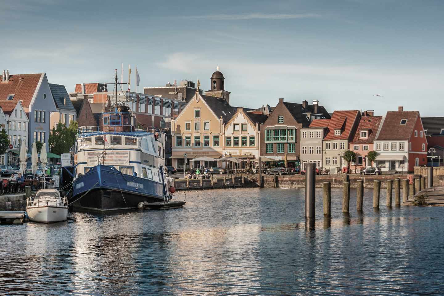 deutschland-schleswig-holstein-husum-hafen-g-526444813.jpg