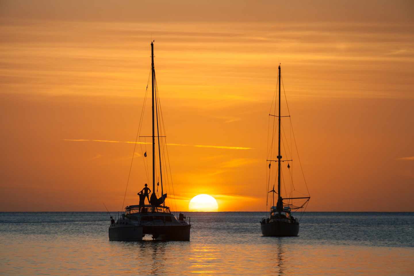 segelboot-meer-sonnenuntergang-t-612496524.jpg