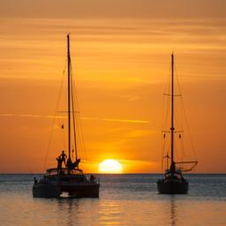 segelboot-meer-sonnenuntergang-t-612496524.jpg