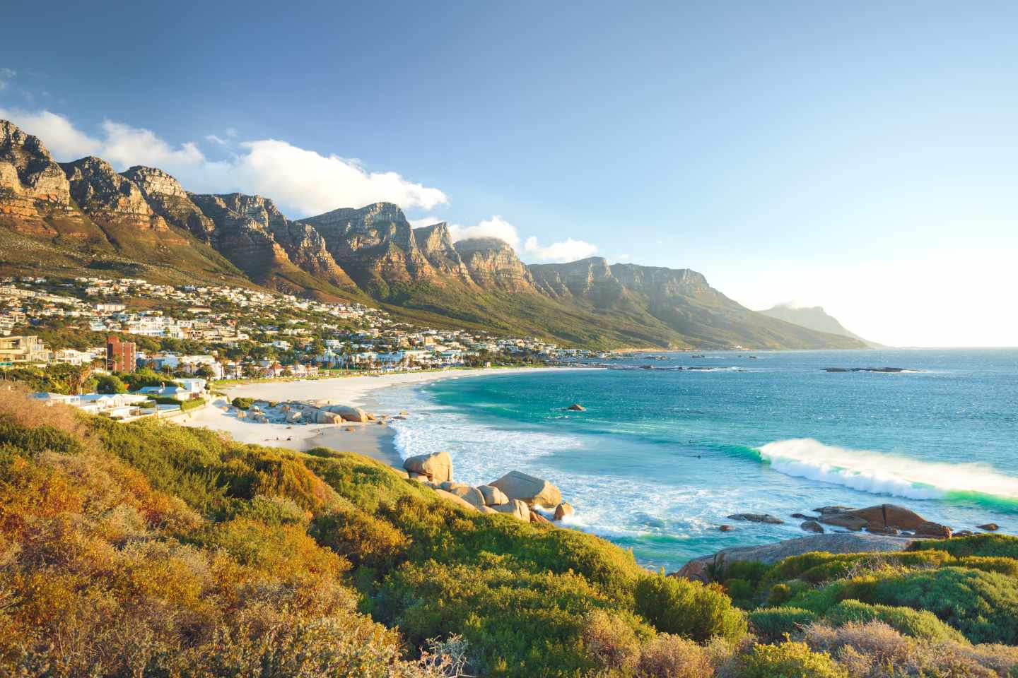 blt329dd50ffd463cfe-suedafrika-kapstadt-camps-bay-strand-mit-zwoelf-apostels-berge-g-477451698.jpg Kapstadt: Bucht Stadt am Strand vor bergiger Landschaft