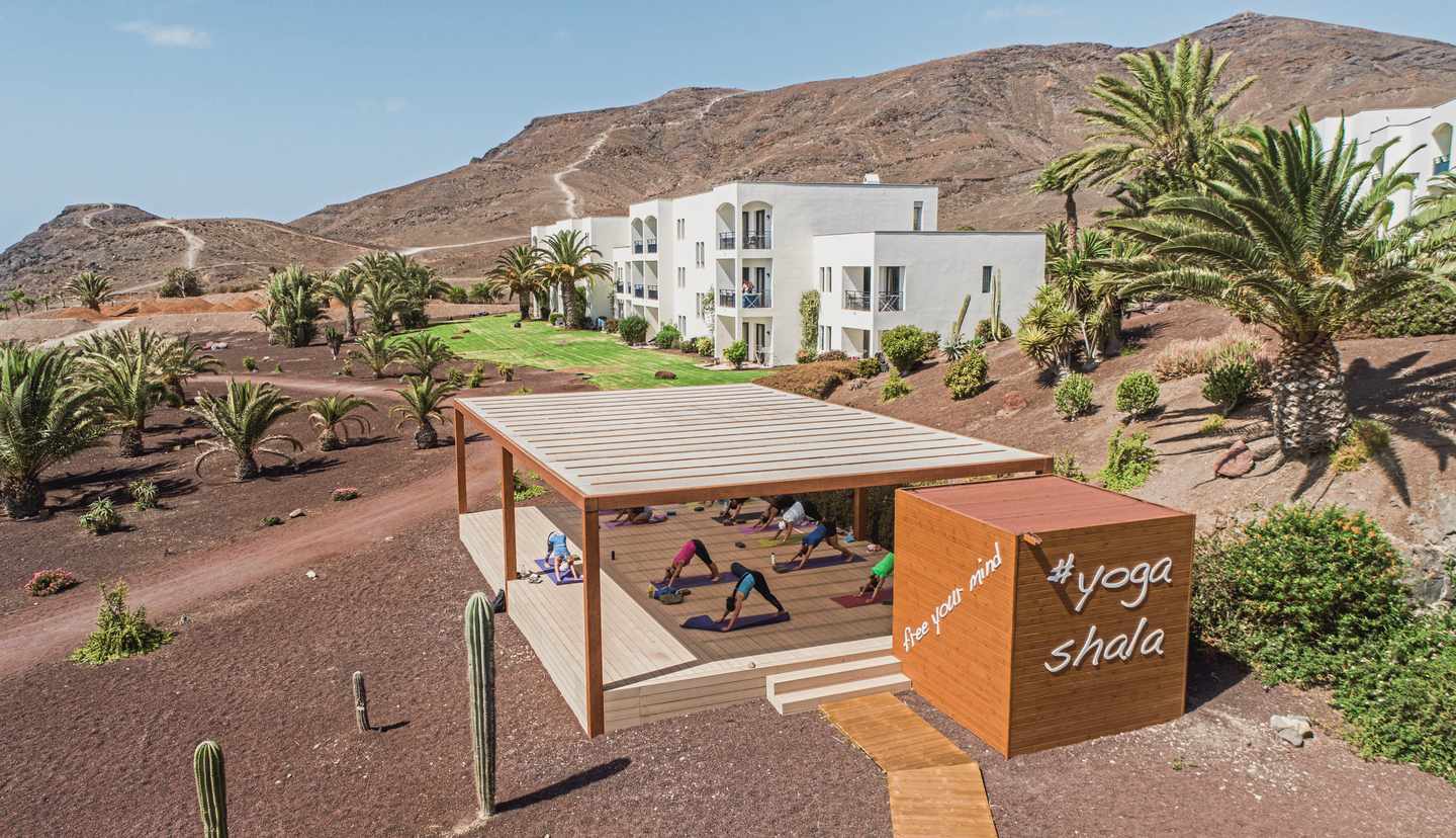 bltbe682624a7e14f09-spanien-kanaren-fuerteventura-playitas-hotel-yoga-cmi-der1352600.jpg Playitas Resort: Yoga-Ecke im Freien