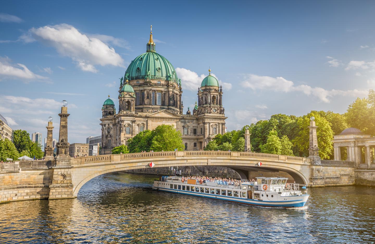 deutschland-berlin-dom-spree-sonnenuntergang-g-653375768.jpg