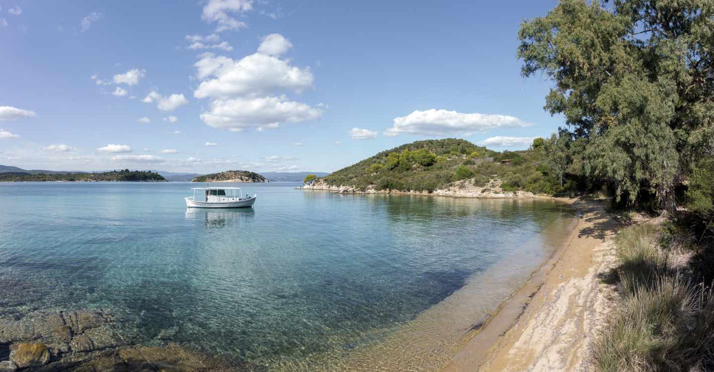 griechenland-chalkidiki-sithonia-fischerboot-auf-meerwasser-g-928024428_bearbeitet.jpg