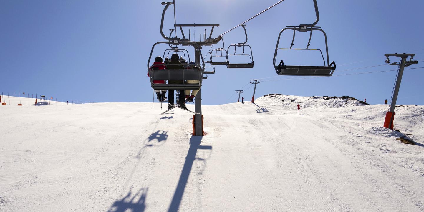 oesterreich-alpen-berge-winter-ski-gondel-g-638454630.jpg