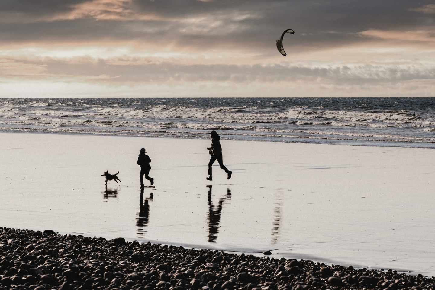 frankreich-atlantikkueste-strand-mutter-kind-hund-drachen-g-1338550140.jpg