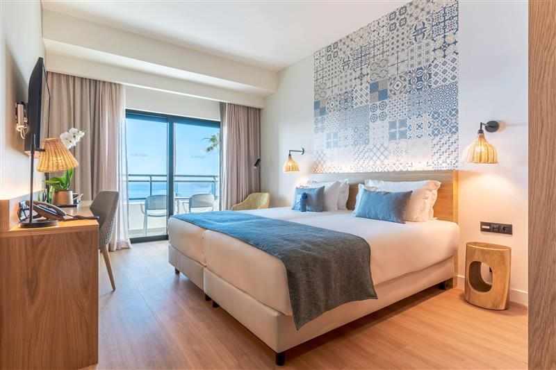 blt5df5b072de03f715-portugal-madeira-sentido-galosol-doppelzimmer-meerblick-DER1596393.jpg Doppelzimmer im Sentido Galosol Hotel Madeira mit Meerblick und modernem Design